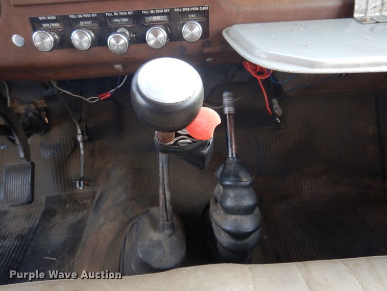 image for item DJ3025 1976 International Loadstar 1700 grain truck