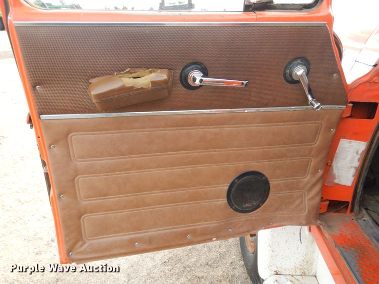 image for item DJ3025 1976 International Loadstar 1700 grain truck