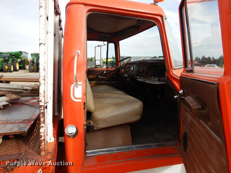 image for item DJ3025 1976 International Loadstar 1700 grain truck