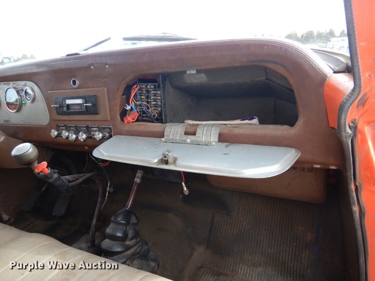 image for item DJ3025 1976 International Loadstar 1700 grain truck