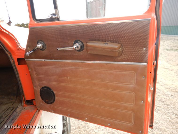 image for item DJ3025 1976 International Loadstar 1700 grain truck