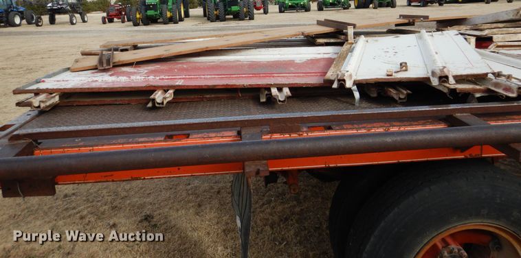 image for item DJ3025 1976 International Loadstar 1700 grain truck