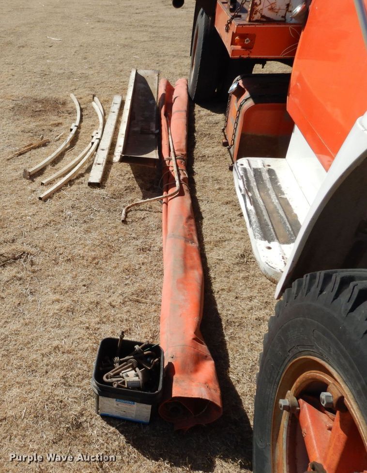 image for item DJ3025 1976 International Loadstar 1700 grain truck