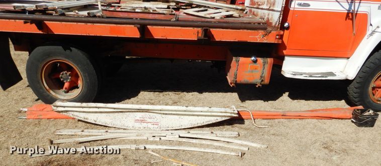 image for item DJ3025 1976 International Loadstar 1700 grain truck