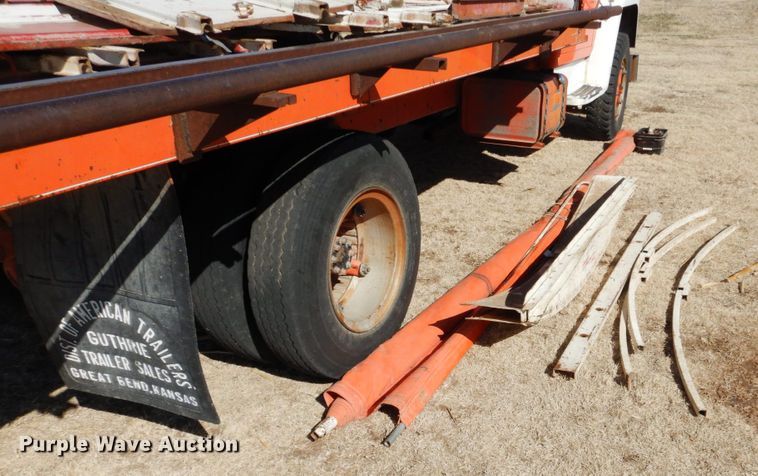 image for item DJ3025 1976 International Loadstar 1700 grain truck