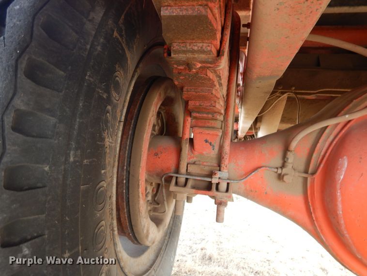 image for item DJ3025 1976 International Loadstar 1700 grain truck