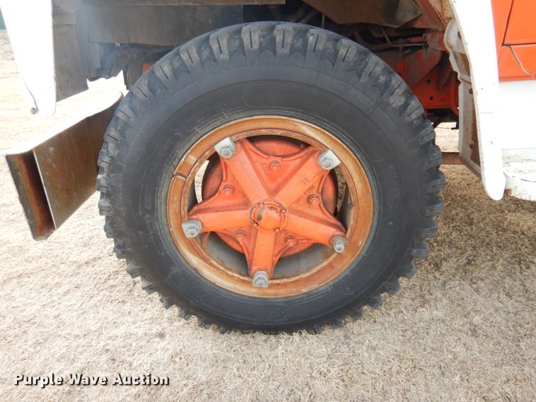 image for item DJ3025 1976 International Loadstar 1700 grain truck