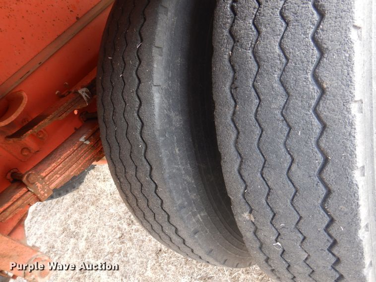 image for item DJ3025 1976 International Loadstar 1700 grain truck