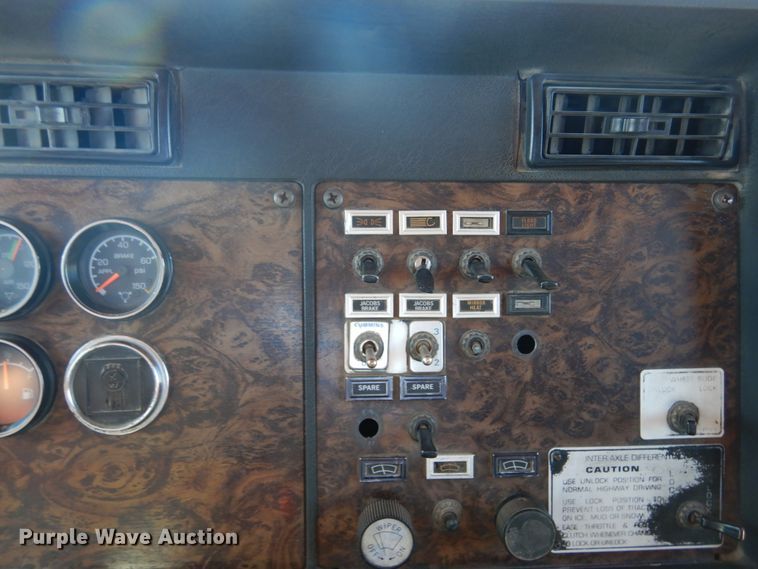 image for item DJ3028 1986 Kenworth T600A semi truck