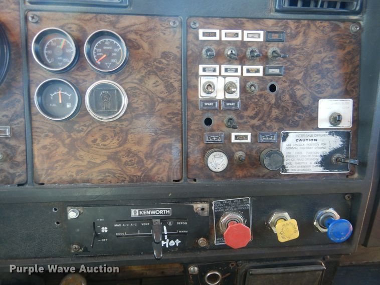 image for item DJ3028 1986 Kenworth T600A semi truck