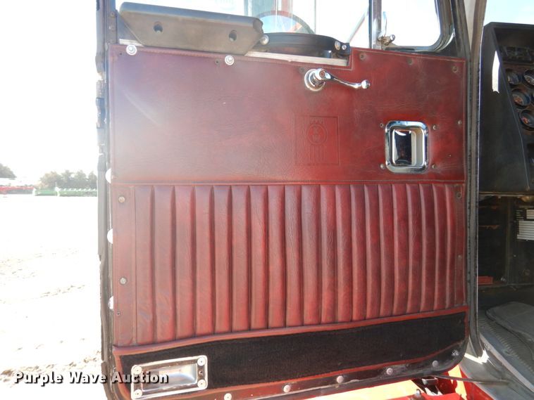 image for item DJ3028 1986 Kenworth T600A semi truck