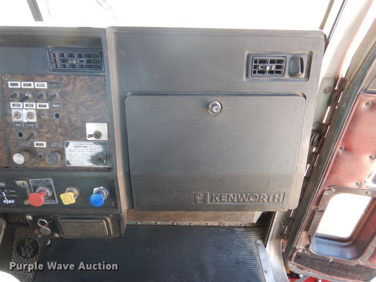 image for item DJ3028 1986 Kenworth T600A semi truck