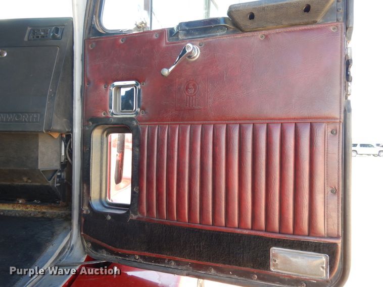 image for item DJ3028 1986 Kenworth T600A semi truck