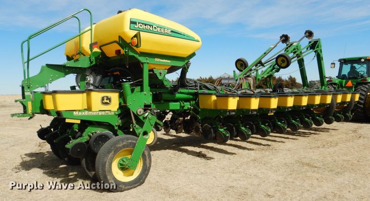 image for item DJ3042 2004 John Deere 1770NT CCS Max Emerge Plus no-till planter
