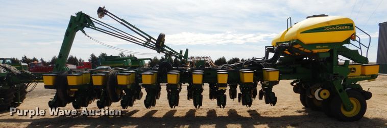 image for item DJ3042 2004 John Deere 1770NT CCS Max Emerge Plus no-till planter