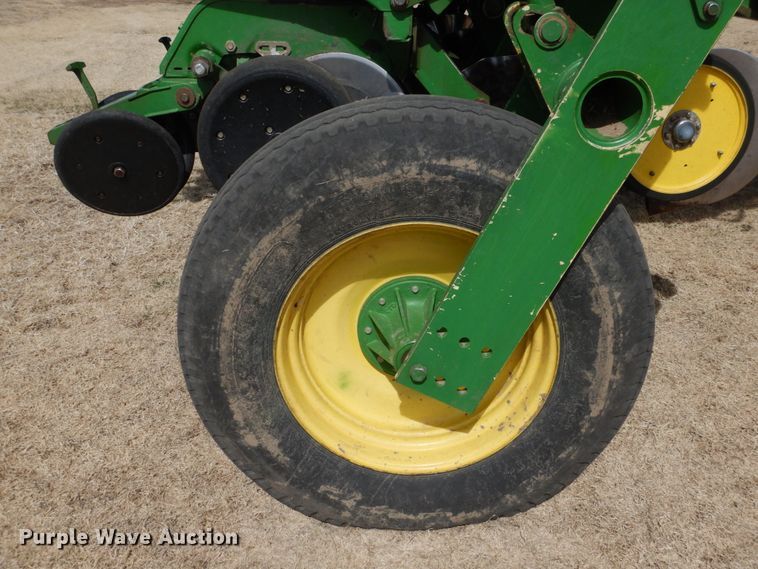 image for item DJ3042 2004 John Deere 1770NT CCS Max Emerge Plus no-till planter