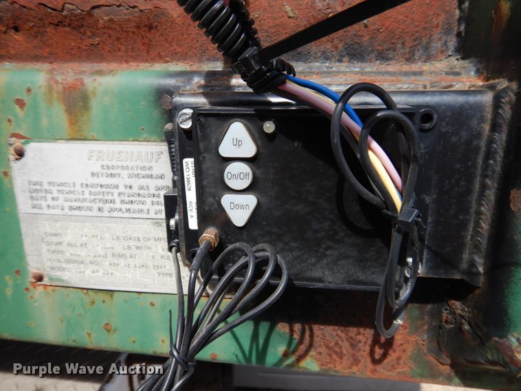 image for item DJ3072 1988 Fruehauf FB8 bale carrier flatbed trailer