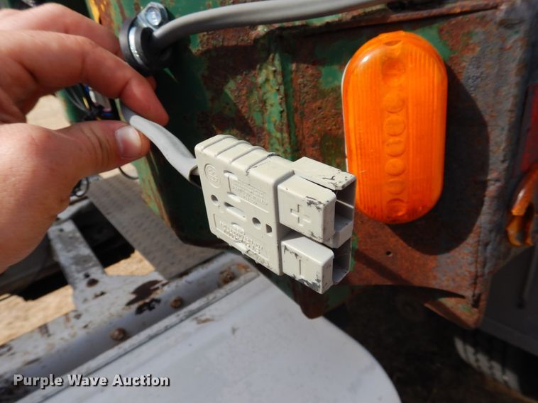 image for item DJ3072 1988 Fruehauf FB8 bale carrier flatbed trailer