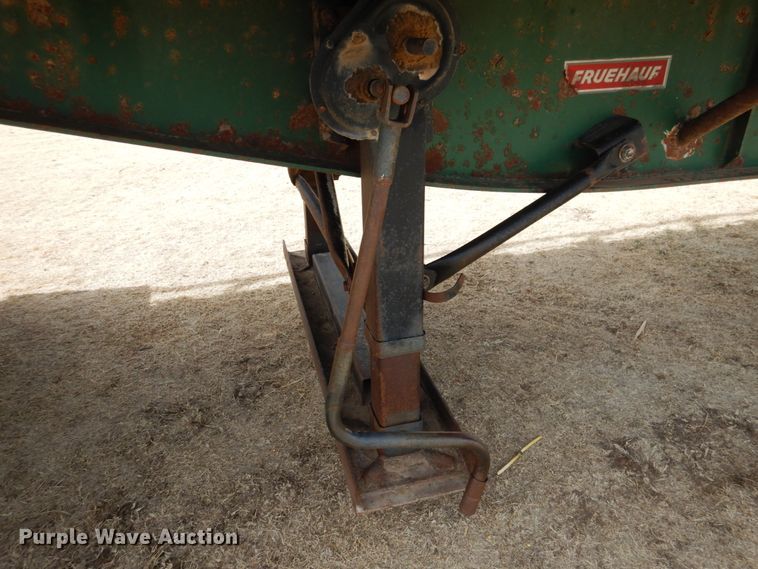 image for item DJ3072 1988 Fruehauf FB8 bale carrier flatbed trailer