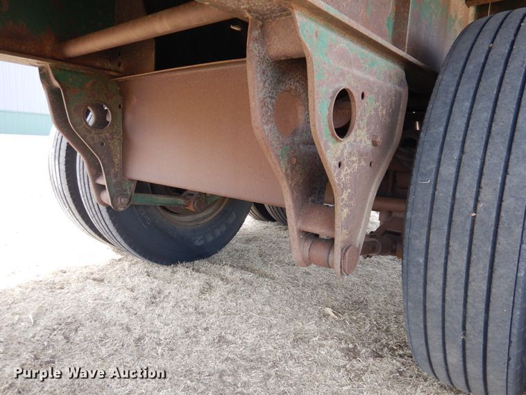 image for item DJ3072 1988 Fruehauf FB8 bale carrier flatbed trailer