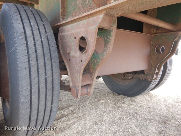 image for item DJ3072 1988 Fruehauf FB8 bale carrier flatbed trailer