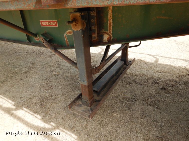 image for item DJ3072 1988 Fruehauf FB8 bale carrier flatbed trailer