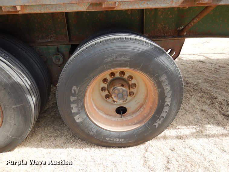 image for item DJ3072 1988 Fruehauf FB8 bale carrier flatbed trailer