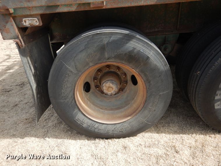 image for item DJ3072 1988 Fruehauf FB8 bale carrier flatbed trailer