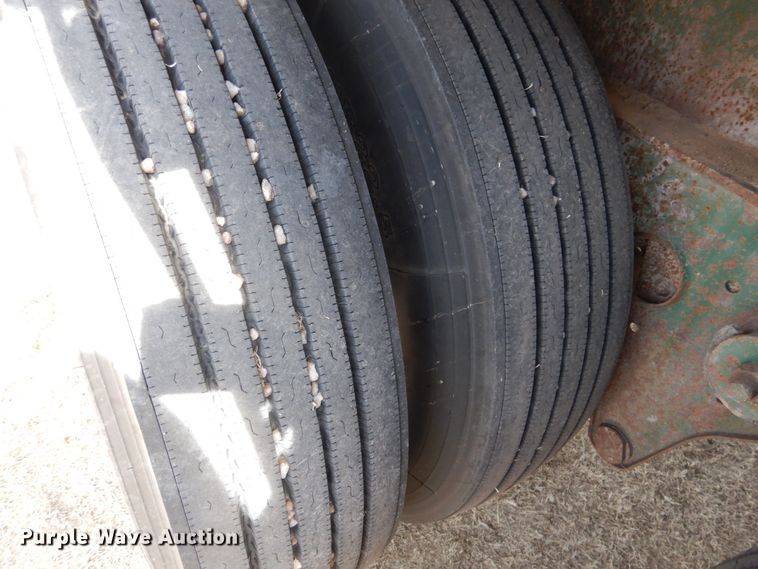 image for item DJ3072 1988 Fruehauf FB8 bale carrier flatbed trailer