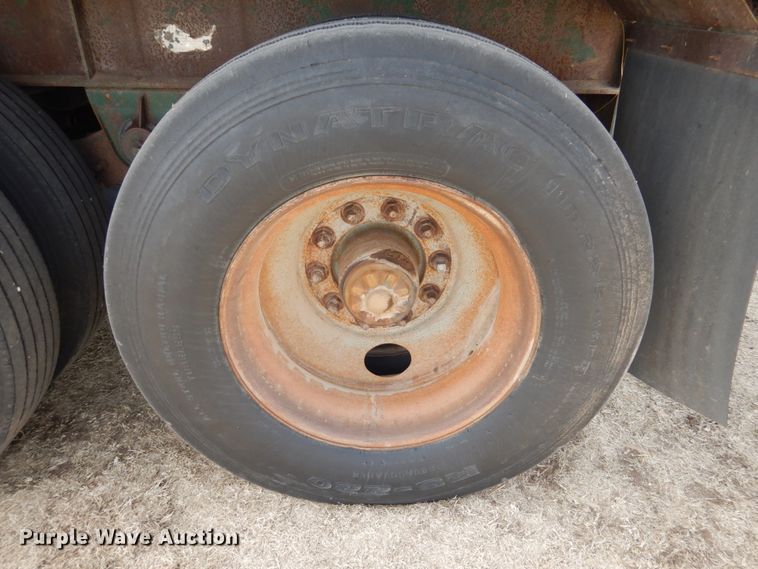 image for item DJ3072 1988 Fruehauf FB8 bale carrier flatbed trailer