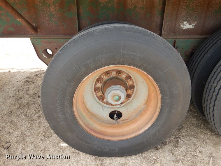 image for item DJ3072 1988 Fruehauf FB8 bale carrier flatbed trailer