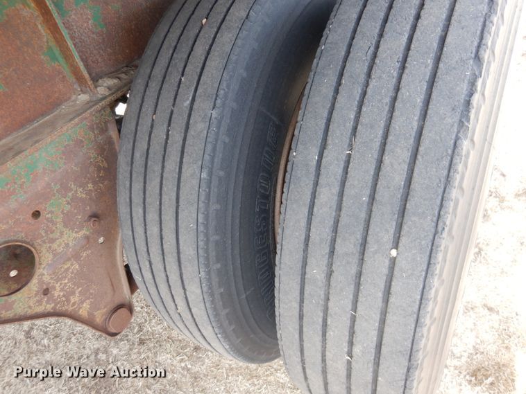 image for item DJ3072 1988 Fruehauf FB8 bale carrier flatbed trailer