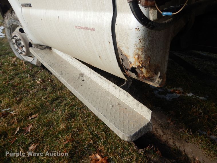 image for item DF3012 2000 Ford F550 Super Duty flatbed truck