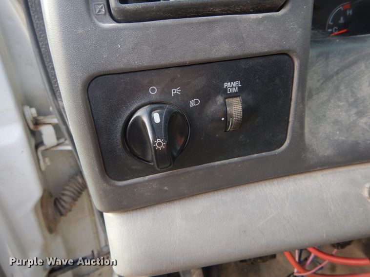 image for item DF3012 2000 Ford F550 Super Duty flatbed truck