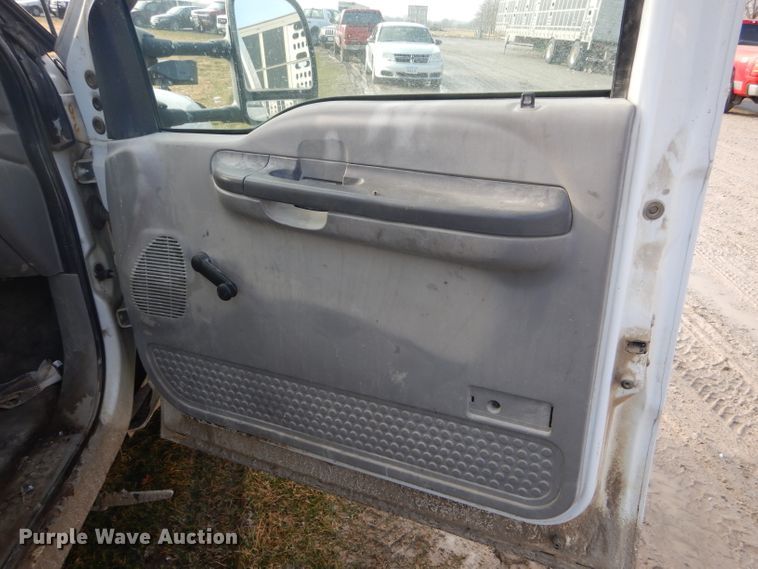 image for item DF3012 2000 Ford F550 Super Duty flatbed truck