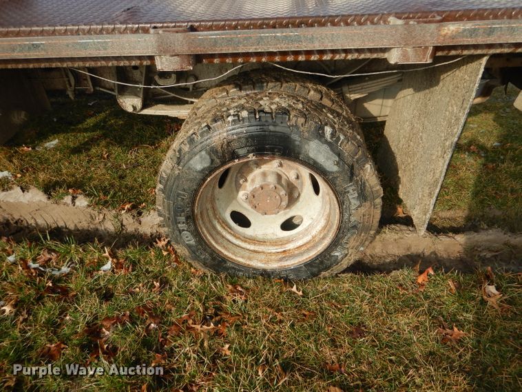 image for item DF3012 2000 Ford F550 Super Duty flatbed truck