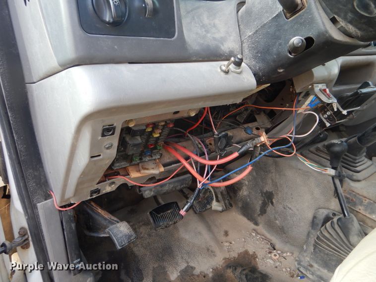 image for item DF3012 2000 Ford F550 Super Duty flatbed truck