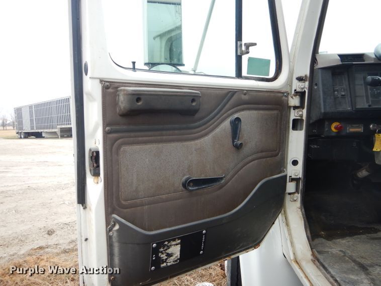 image for item DF3014 2000 International 4700 box truck