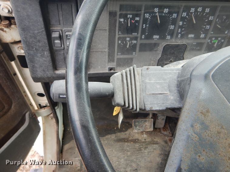 image for item DF3014 2000 International 4700 box truck