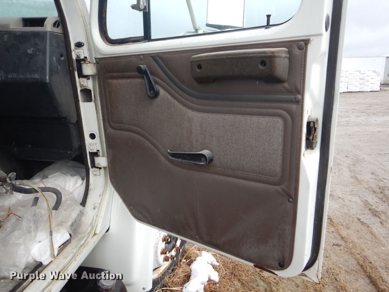 image for item DF3014 2000 International 4700 box truck