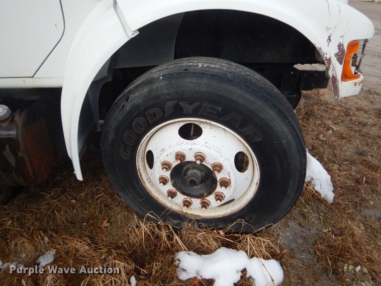 image for item DF3014 2000 International 4700 box truck