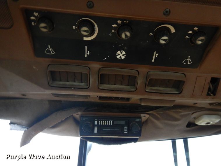 image for item DF6652 1994 John Deere 2755 tractor