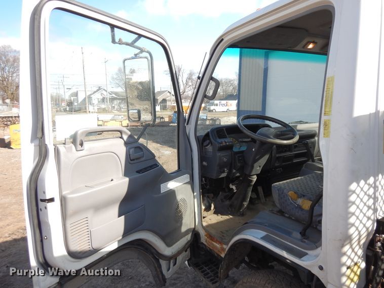 image for item DF6661 2007 Isuzu NPR flatbed truck