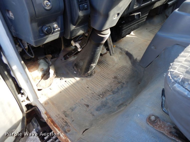 image for item DF6661 2007 Isuzu NPR flatbed truck