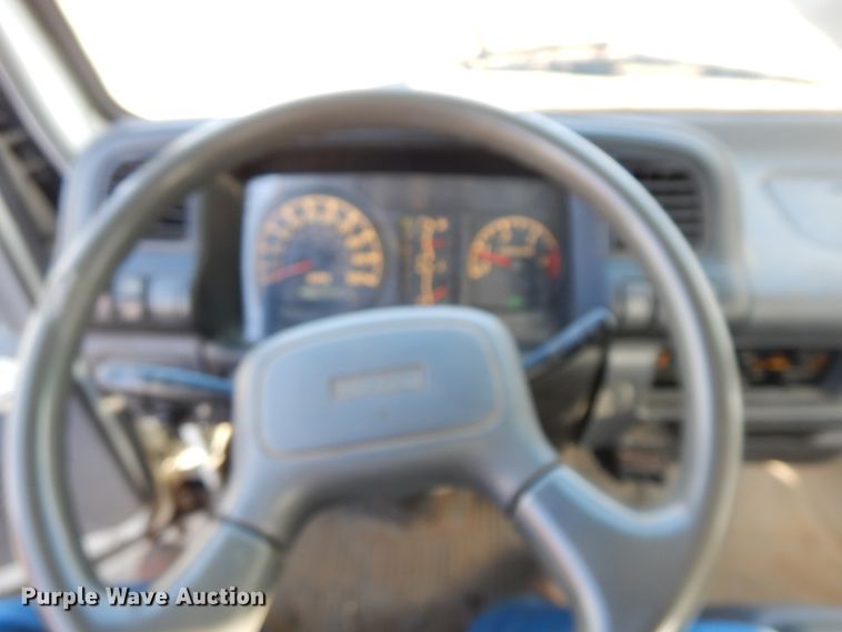 image for item DF6661 2007 Isuzu NPR flatbed truck