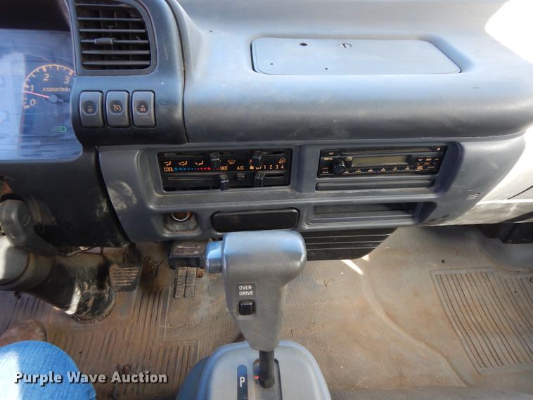 image for item DF6661 2007 Isuzu NPR flatbed truck