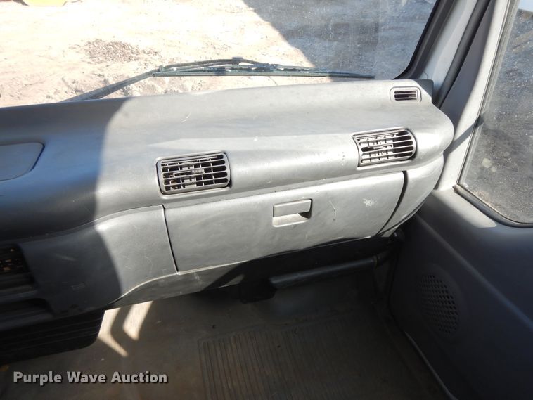 image for item DF6661 2007 Isuzu NPR flatbed truck