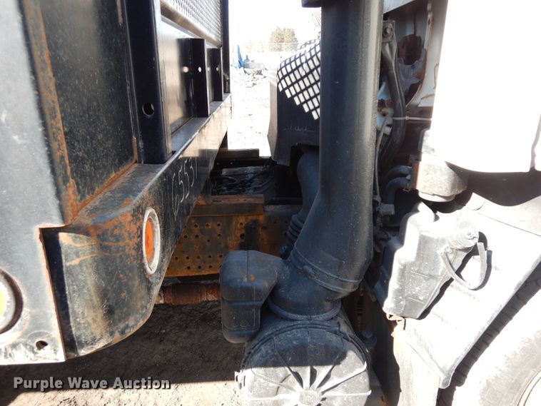 image for item DF6661 2007 Isuzu NPR flatbed truck