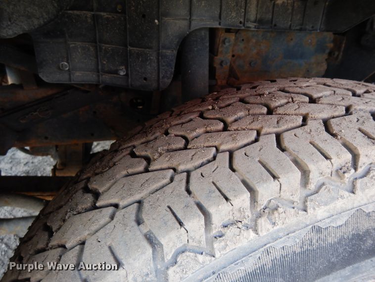 image for item DF6661 2007 Isuzu NPR flatbed truck