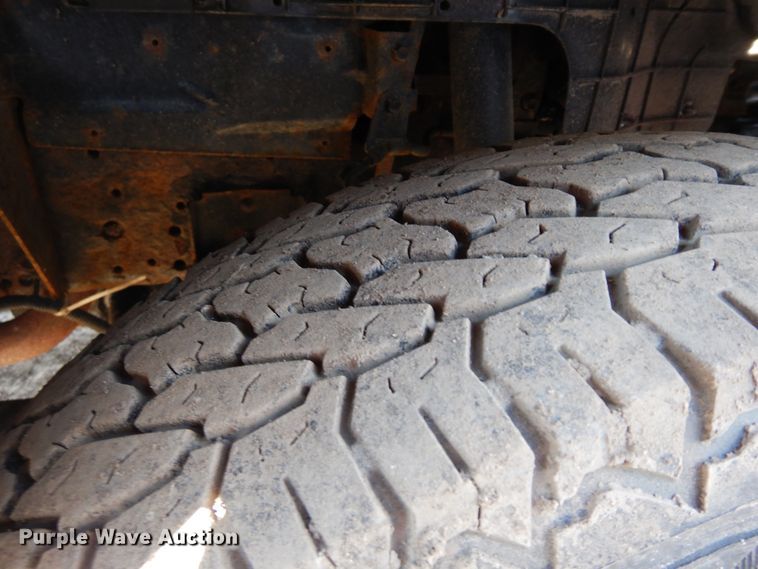 image for item DF6661 2007 Isuzu NPR flatbed truck